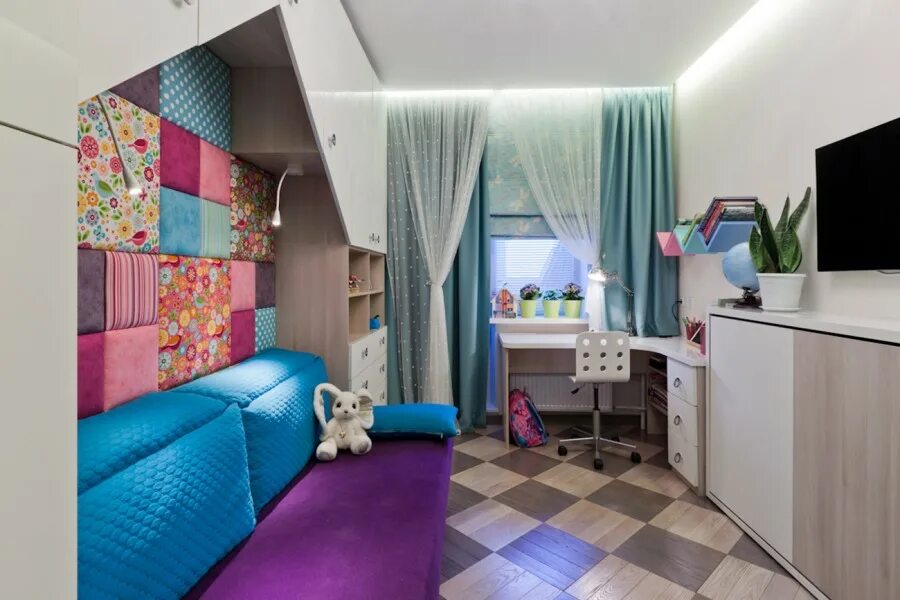 мамина комната. интерьер женской спальни. зонирование детской комнаты прямоугольной формы. спальня совмещенная с детской. спальня для мамы и дочки.