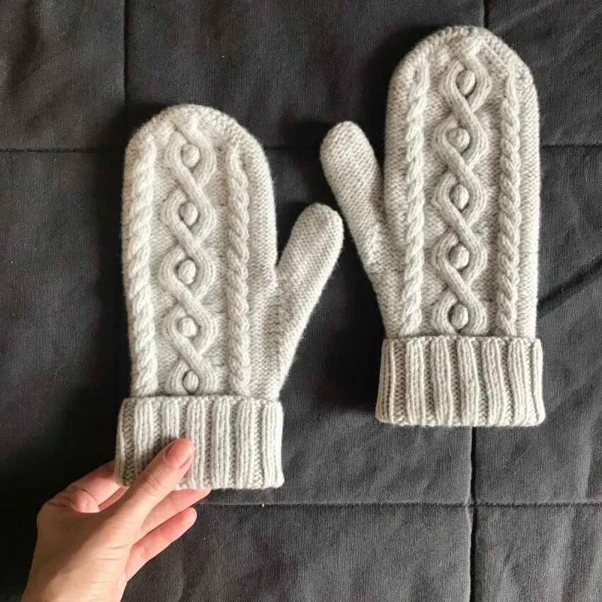 Варежки косичками. Вязаные рукавицы с косами. Вязаные рукавицы с косами. Варежки косичками. Варежки с косичкой.