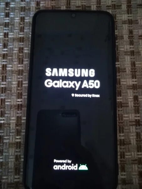 Самсунг завис на логотипе. Samsung Galaxy a50 завис. Завис самсунг а 50. Samsung a50 висит на молний. Самсунг а 51 завис на надписи самсунг.