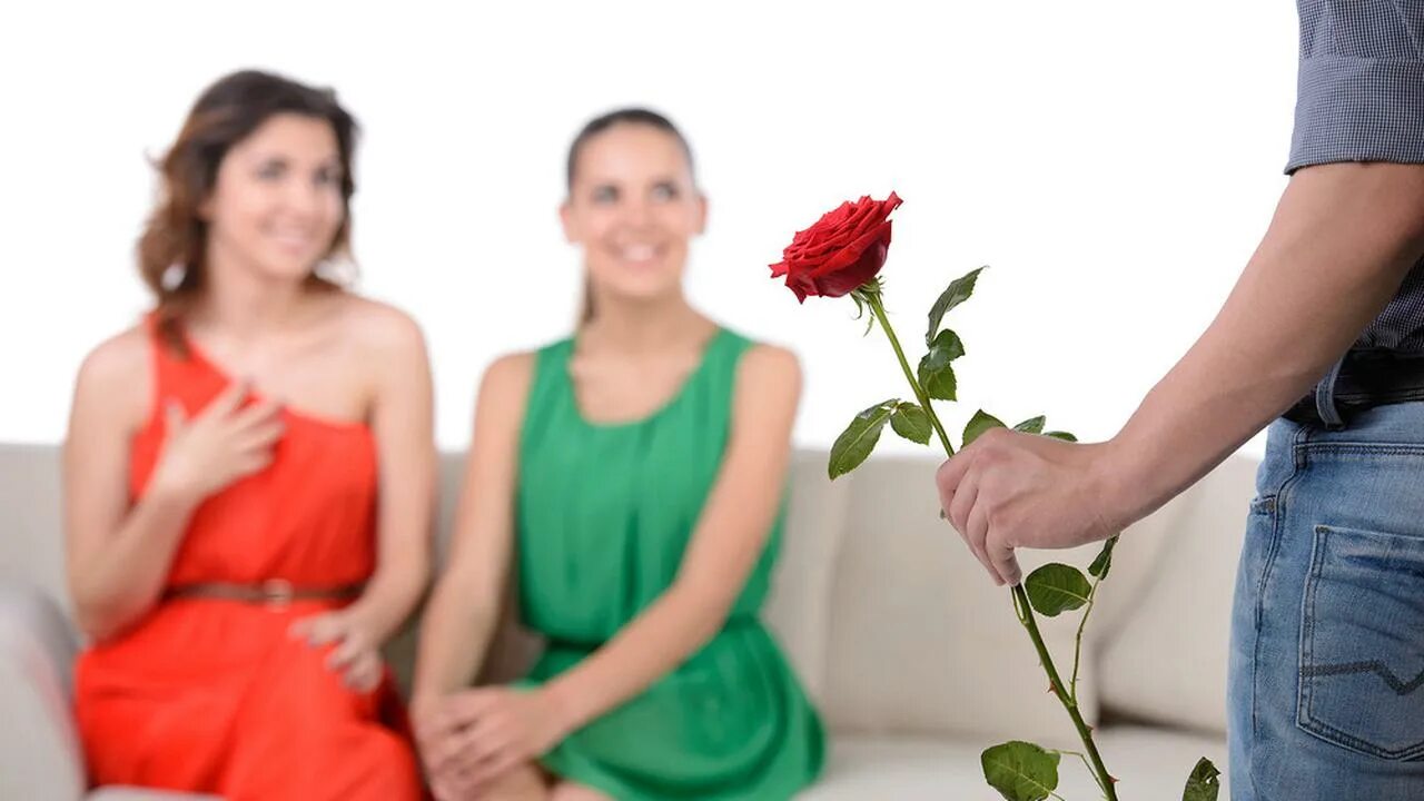 Если стоит выбор между мной. Мечусь между двумя. Выбирая между мной и ей выбирай ее. Женщина любит двоих мужчин. Роберт паттинсон q.