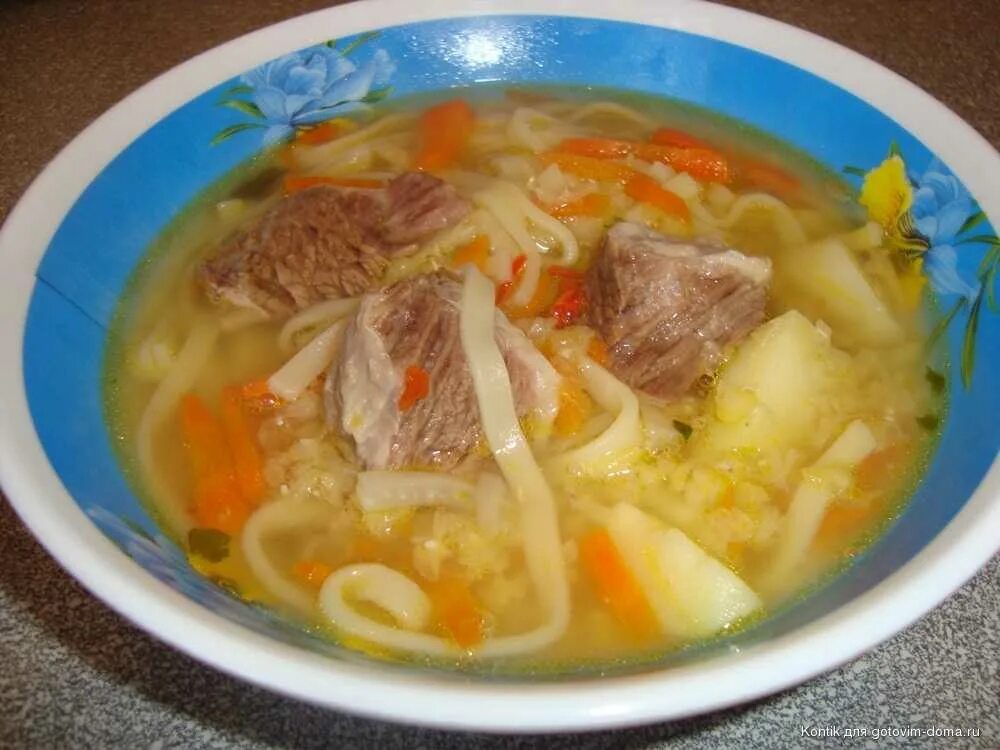 Как сварить суп с мясом и картошкой. Вермишелевый суп с тушенкой. Суп лапша с говядиной. Суп из говядины с картошкой и лапшой. Картофельный суп с мясом.