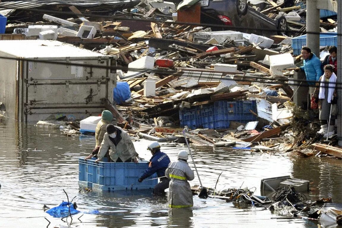 Землетрясение в 11 году. ЦУНАМИ В Японии в 2011. Япония 2011 землетрясение и ЦУНАМИ. ЦУНАМИ Фукусима 2011.