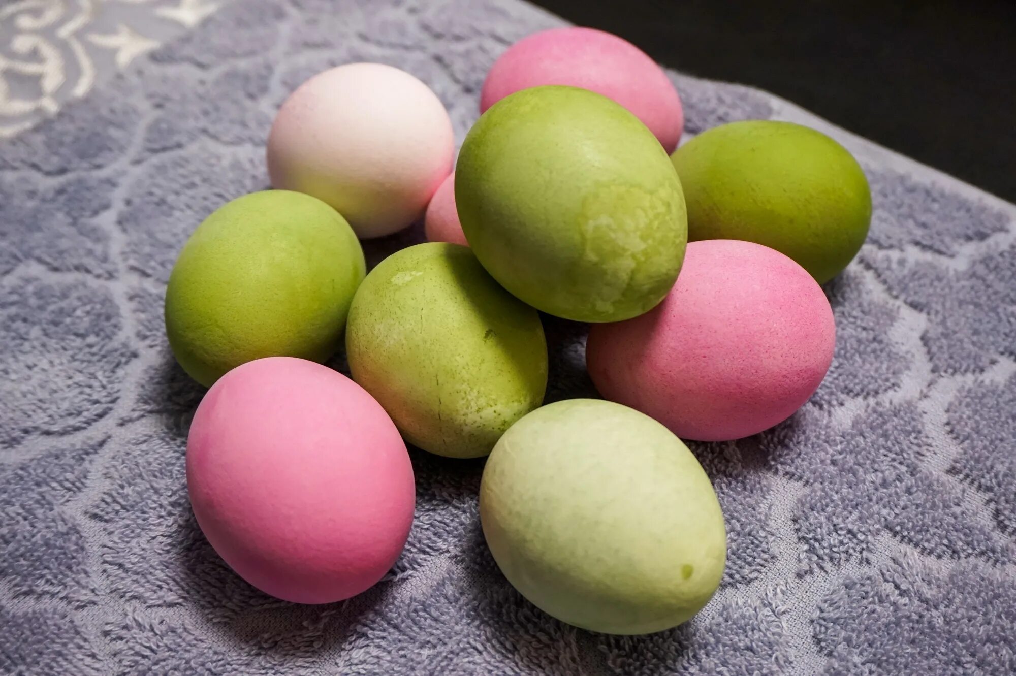 Окрашивание яиц натуральными красителями. Натуральные красители для яиц. Крашеные яйца. Красим яйца. Яйца окрашенные натуральными красителями.