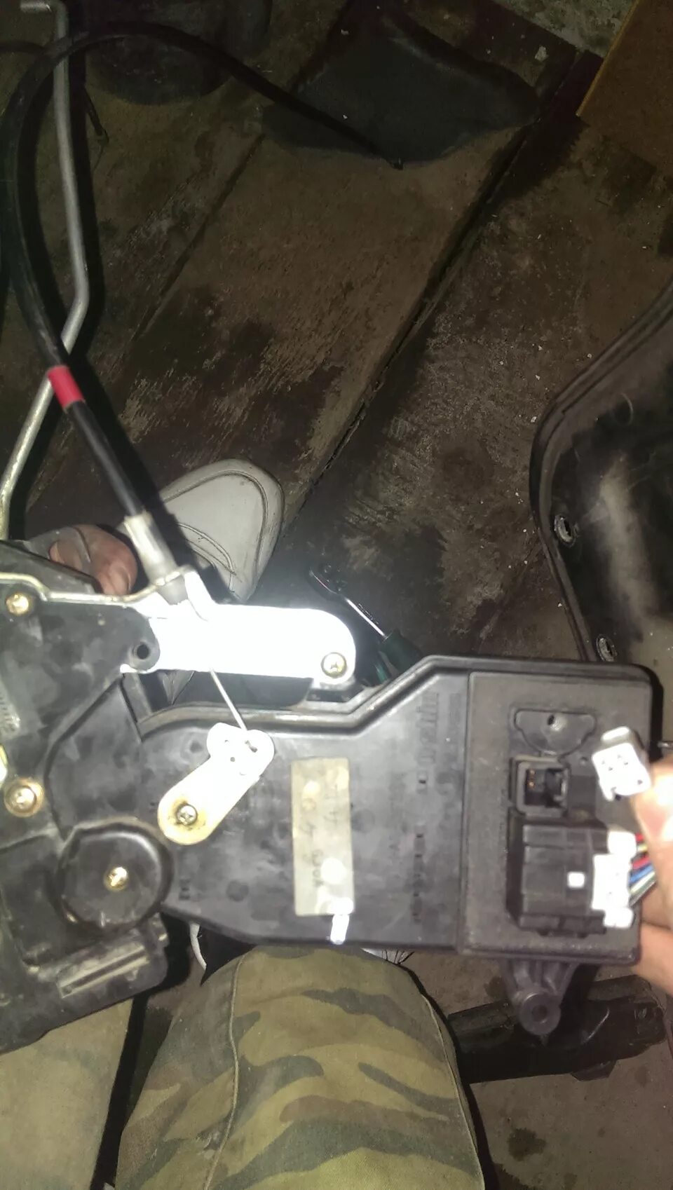 Центральный замок мазда. Центральный замок мазда. Центральный замок мазда 6 с моторчиком. Центральный замок мазда. Замок двери передней левой мазда 3 бк 2005.