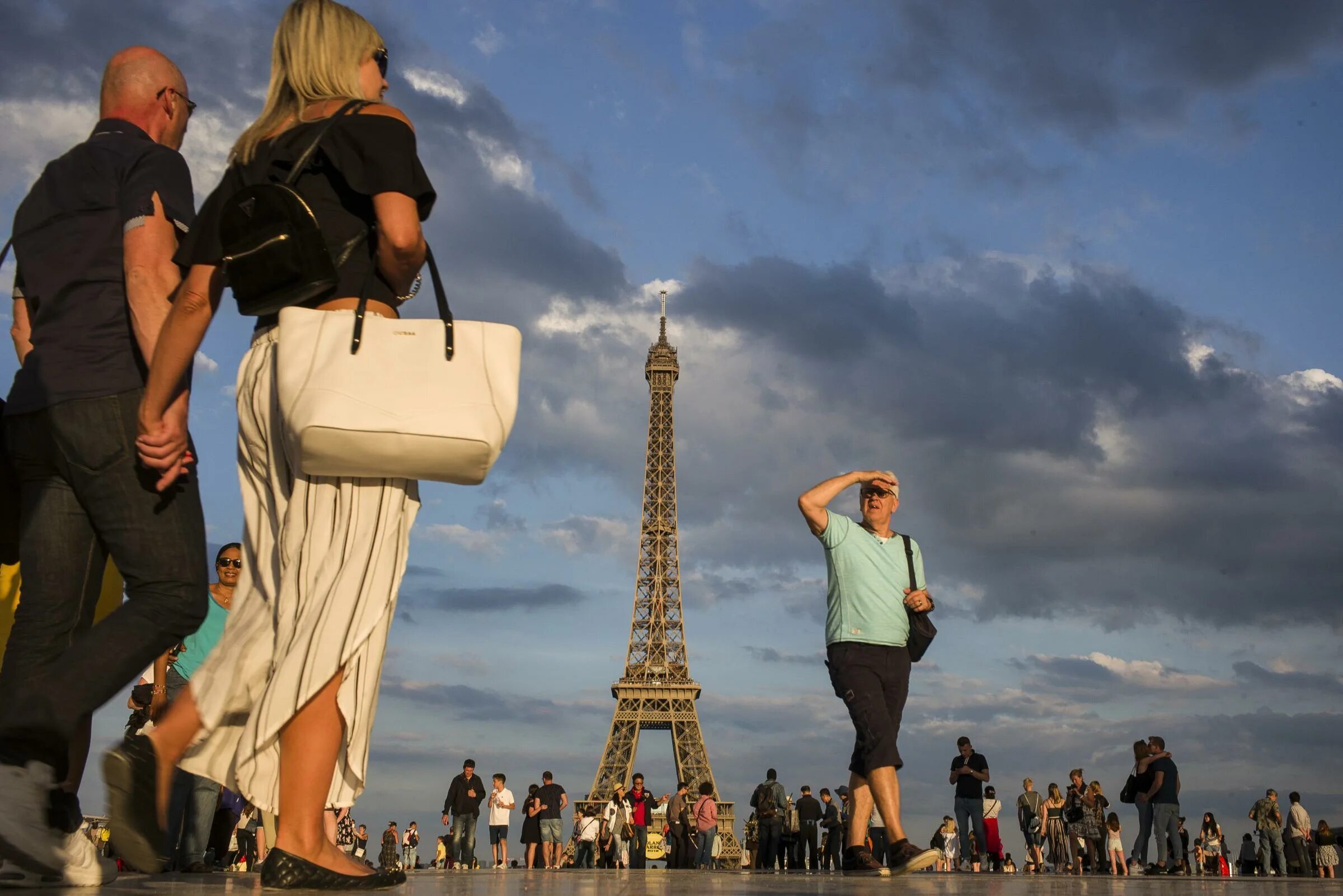 Куда приезд. Туристы в Париже. Париж туризм. Туризм во Франции. Русские туристы в Париже.