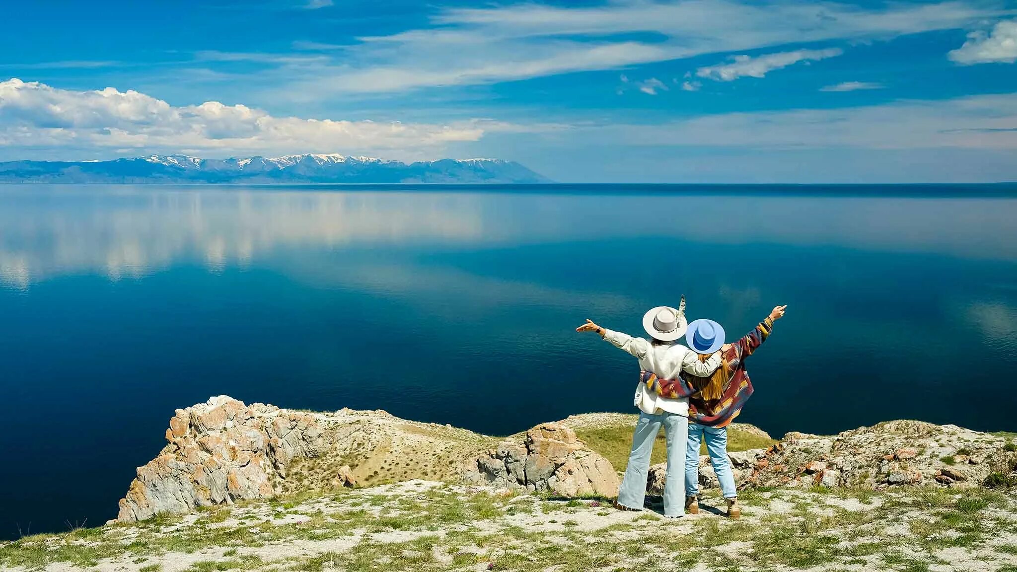 Путешествие на озеро Байкал. Озеро Байкал туризм. Туристы на Байкале. Иркутск Байкал туризм.