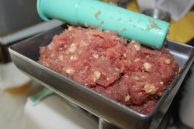 Рецепт домашней колбасы в кишке через мясорубку. Вымешивание фарша для колбасы. Правильный фарш для колбас.