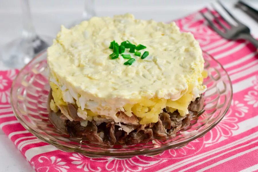 Слоеный салат с грибами и курицей картошкой. Салат слоеный с мясом и грибами. мясной салат слоями. салат с грибами слоями. слоеный салат с говядиной.