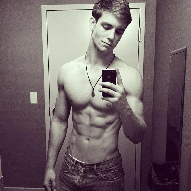 парень дома. парень дома 18. селфи парня. парень дома 18. красивый парень селфи.