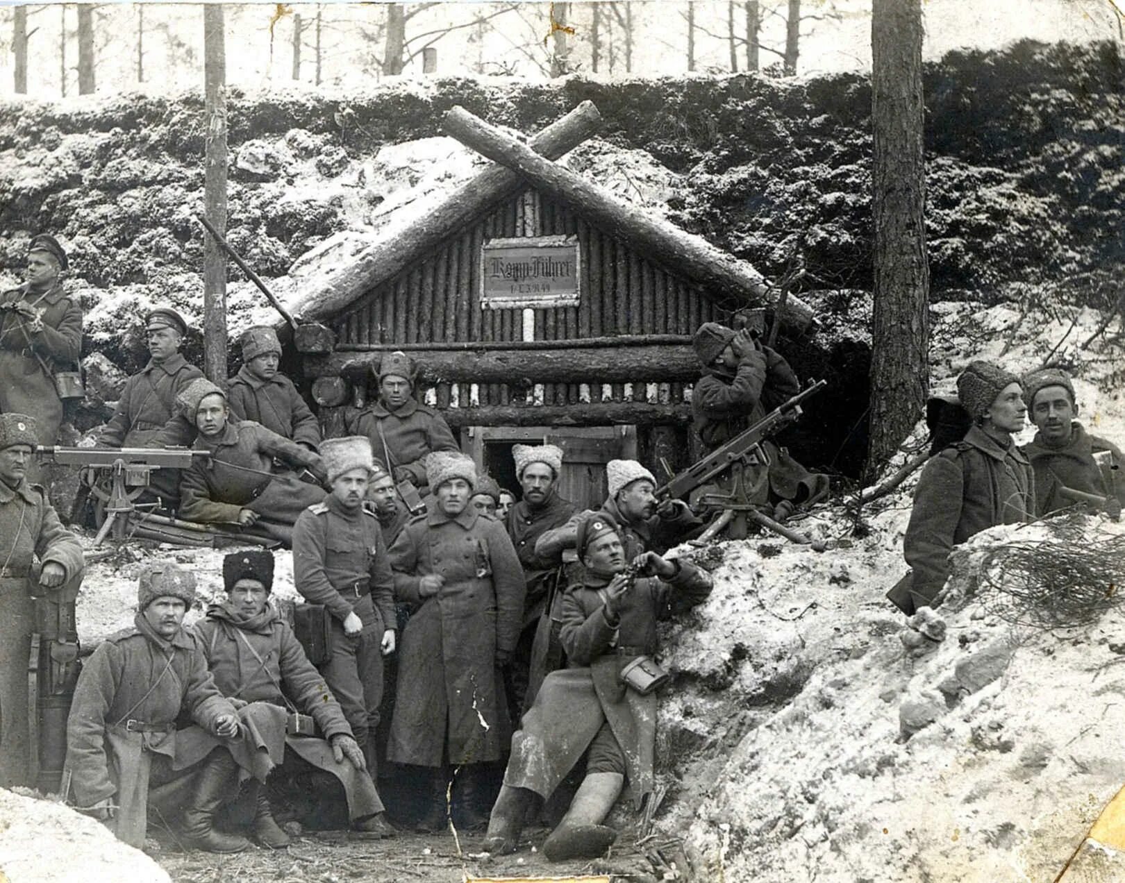 Землянка военных лет. Немецкий блиндаж 1 мировой войны. Землянка первой мировой войны. Русские окопы первой мировой войны. Солдаты в окопах первая мировая.