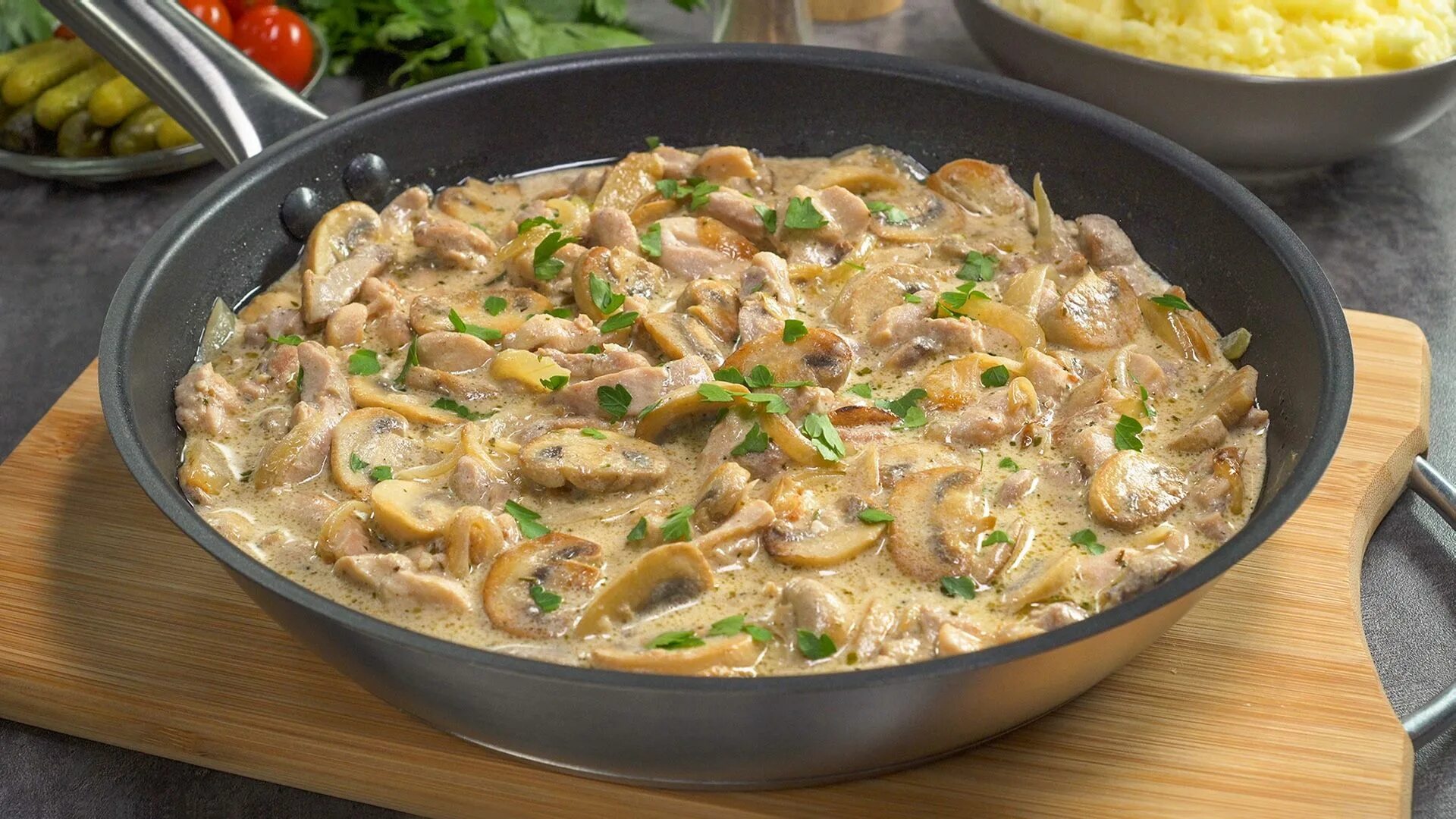 Бефстроганов из курицы с грибами со сливками. Бефстроганов. строганов куриный. курица по строгановски. фрикасе из курицы с грибами.