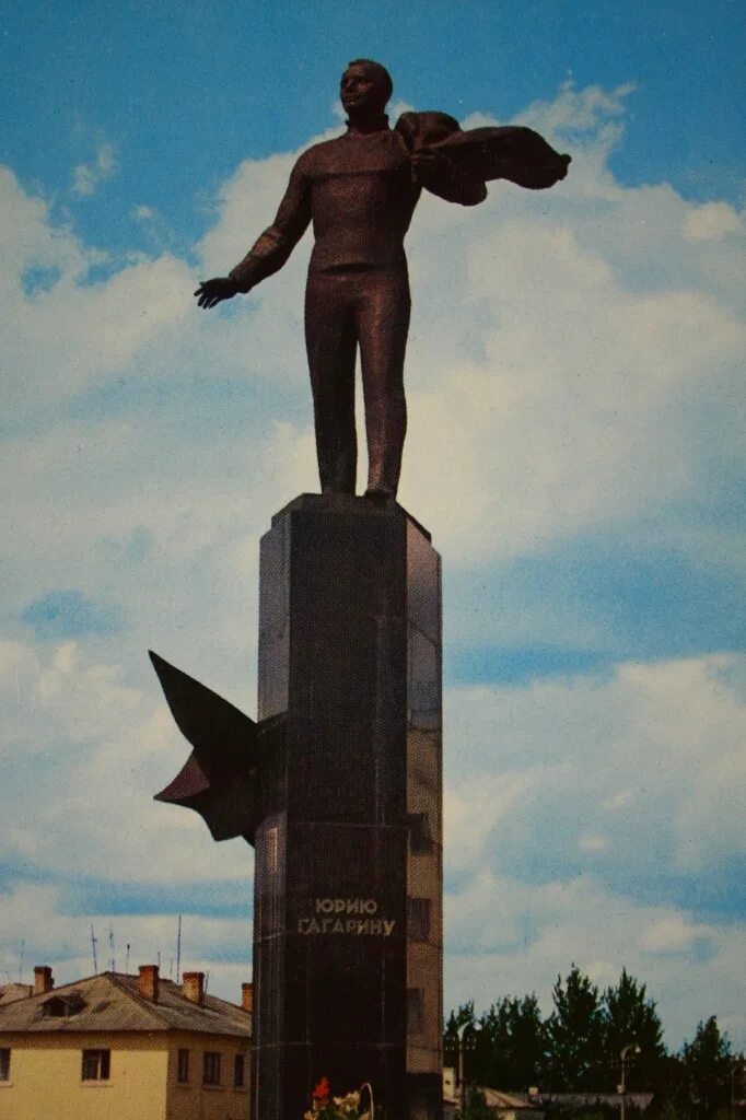 Памятник Гагарину в городе Гагарин. Памятник Гагарину в Гжатске. Памятник Юрию Гагарину в г Гагарин. Памятник Юрию Гагарину Гжатск. Г гагарин памятники