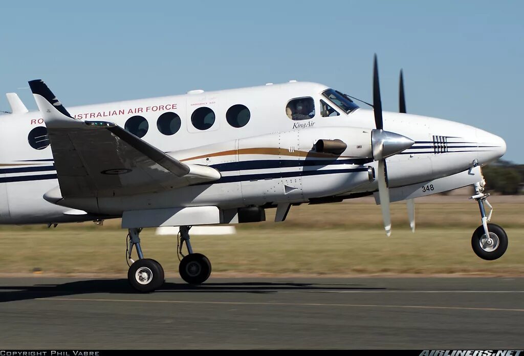 Аир б. King Air-350 b300. King Air, model b300. King Air 350 Textron Hawker. King Air 300.