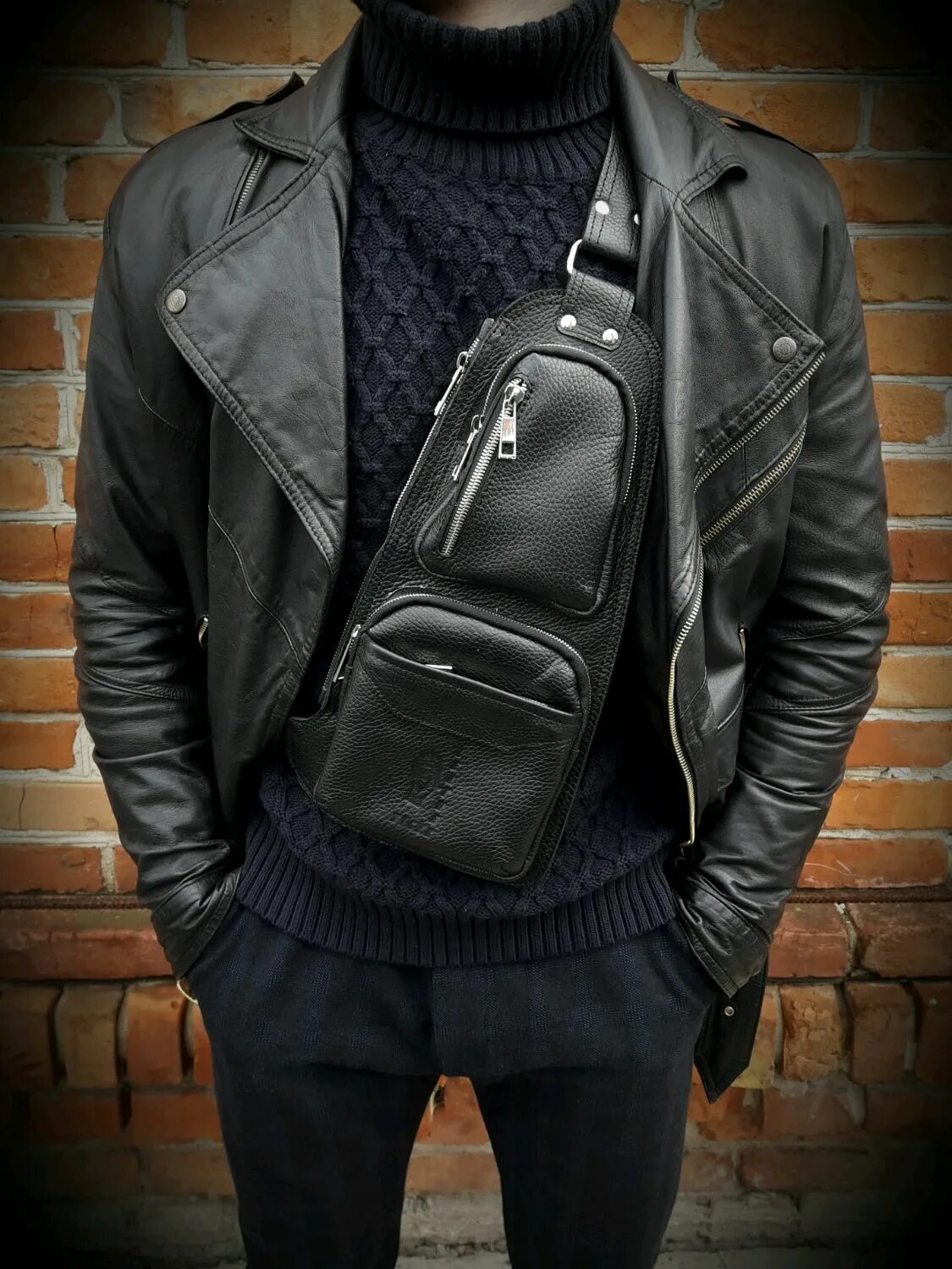 Сумка мужская через плечо кожаная. Кожаная куртка барсетка и часы. Hardsoda косуха. Мужские сумки барсетки. Сумка brialdi kansas.