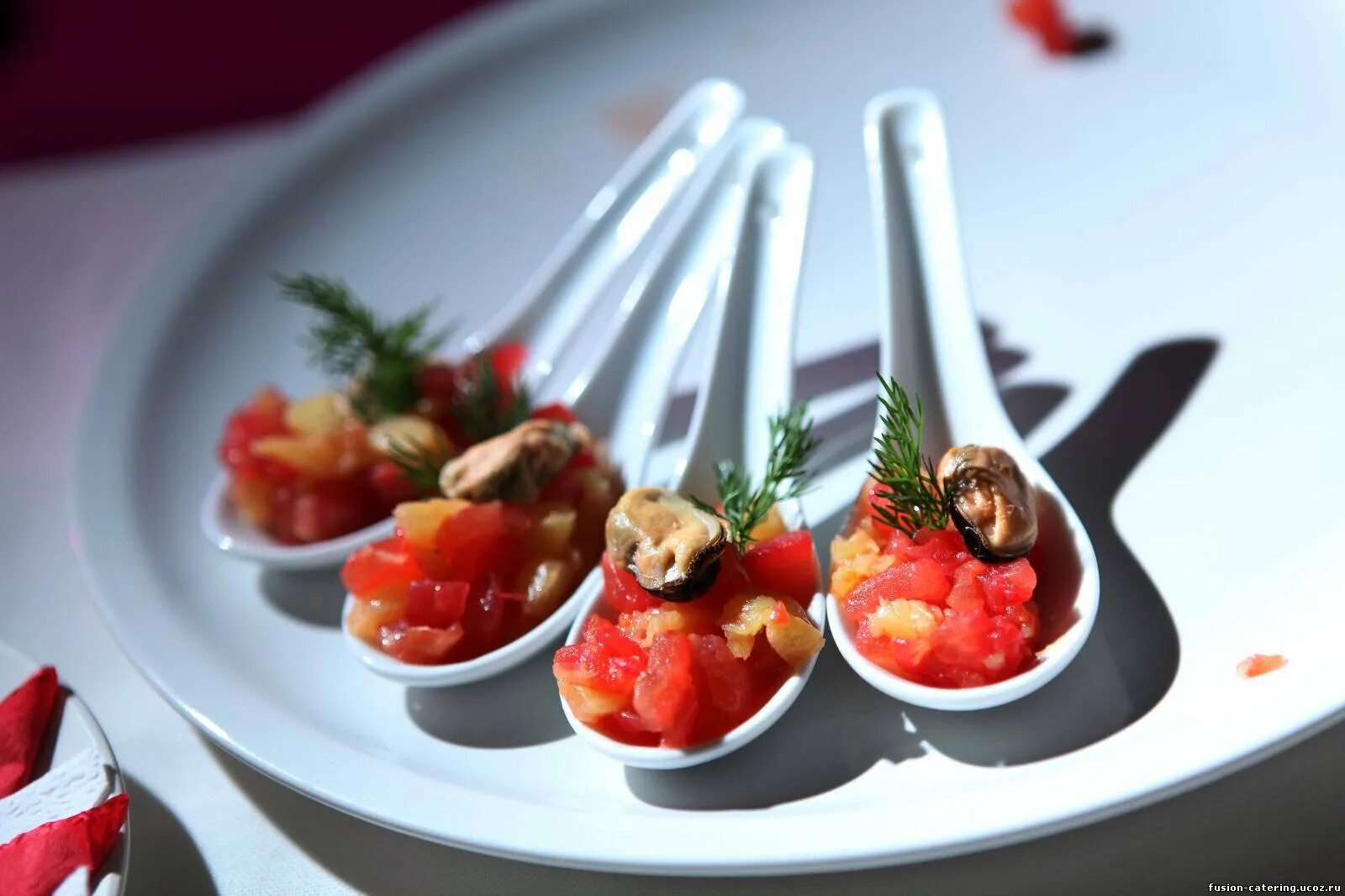 Подача горячих блюд и закусок. Холодные закуски. холодные блюда и закуски. ресторанные закуски. сложные холодные закуски.