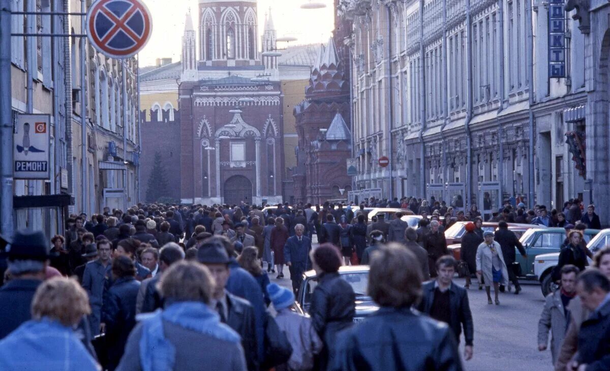 Люди на улицах Москвы. Жители Москвы. Улицы Москвы. Много людей на улице Москва. Городское население москвы