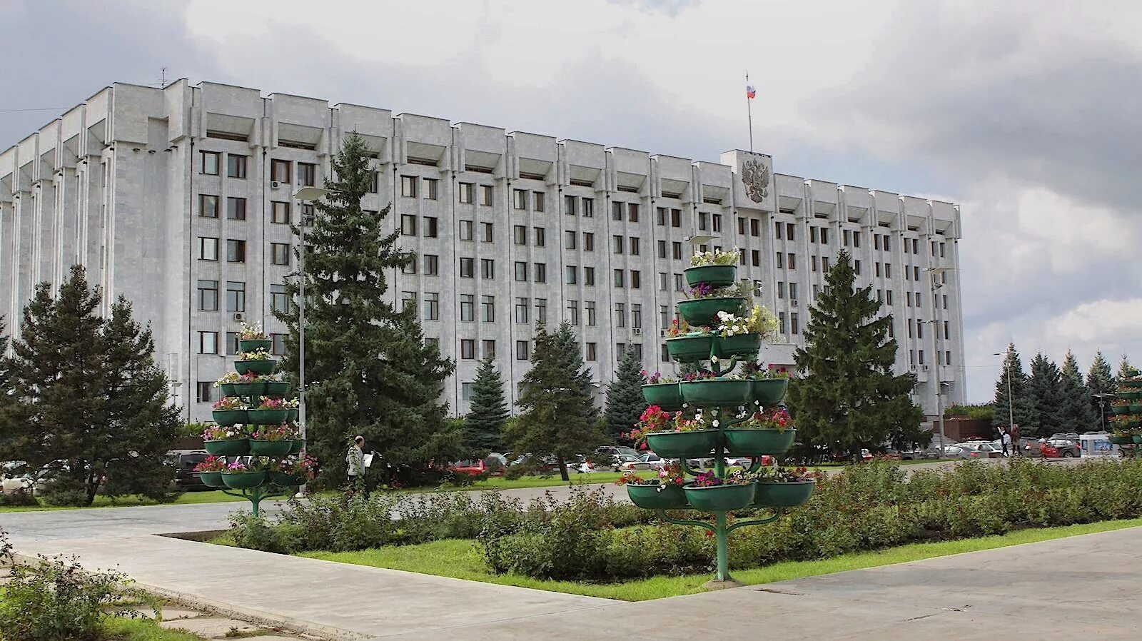 Самарская область главный сайт. Самарский дом правительства. Белый дом Самара. Правительство Самарской области. Площадь славы. Здание правительства Самарской области.