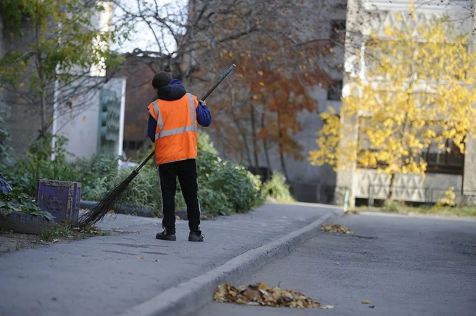 улицы мести. дворники на улице. человек подметает. дворник. улицы мести.