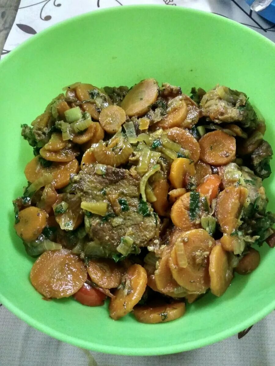 Мясо с овощами в казане на плите. Мясо с овощами в казане на плите. Мясо с овощами в казане. Мясо с овощами в казане. Баранина тушеная с овощами в казане.