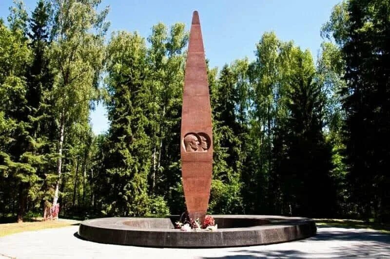 Памятник владимирская область юрия гагарина. Мемориал на месте гибели гагарина. Новоселово гагарин. Село новоселово красноярский край. Мемориал на месте гибели ю.