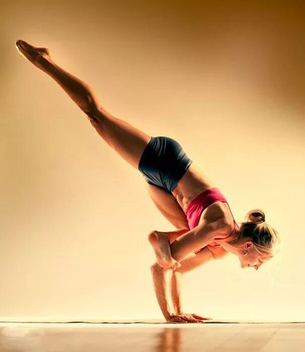 Растянуть картинку. Эка пада Галавасана. Eka pada Galavasana йога. Гибкость. Красивые гимнастические позы.
