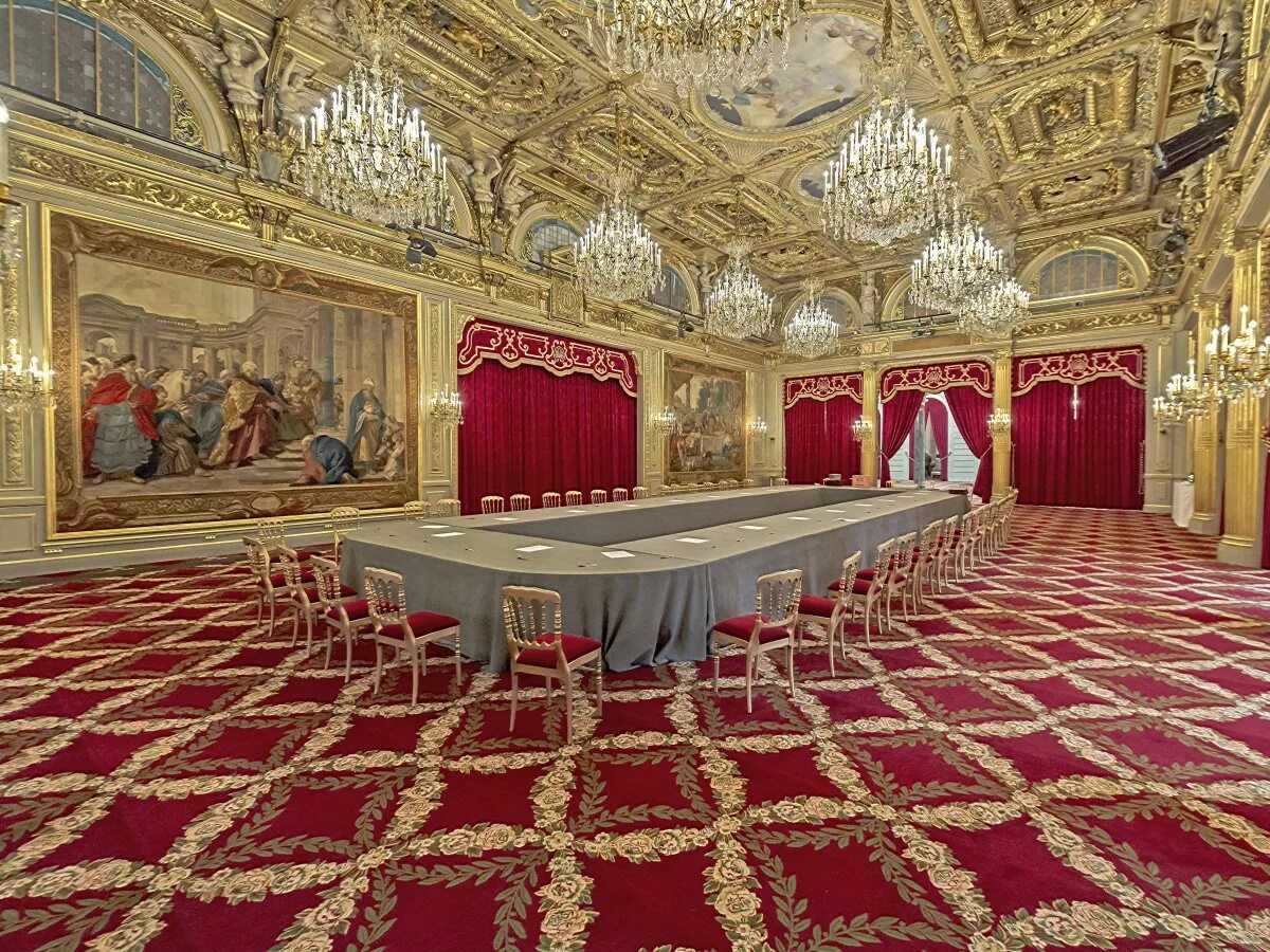 Какой дворец в холопе 2. Сенатский дворец Московского Кремля. Елисейский дворец зал. Елисейский дворец Париж. Елисейский дворец интерьеры.