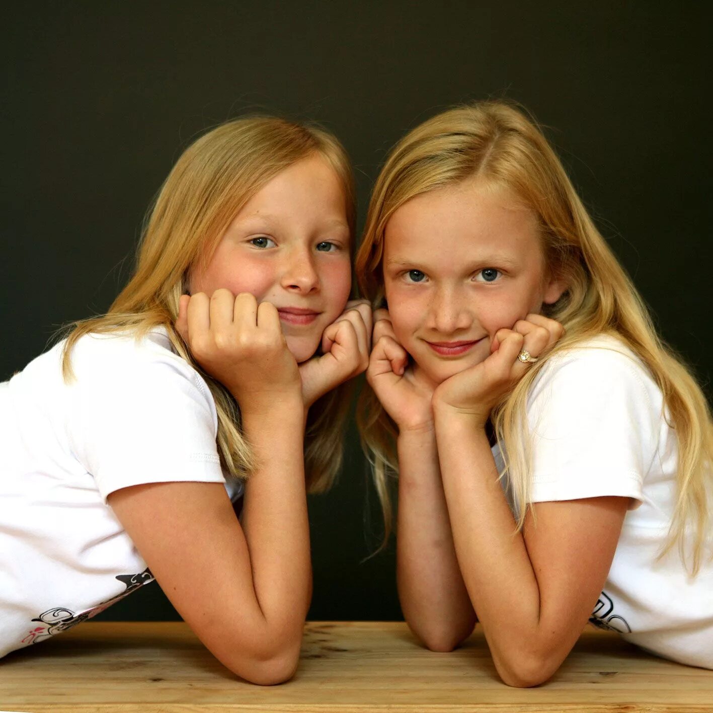 Two cute. Блондинки Близнецы. Близнецы Twins. Школьники близняшки. Дружелюбные Близнецы.