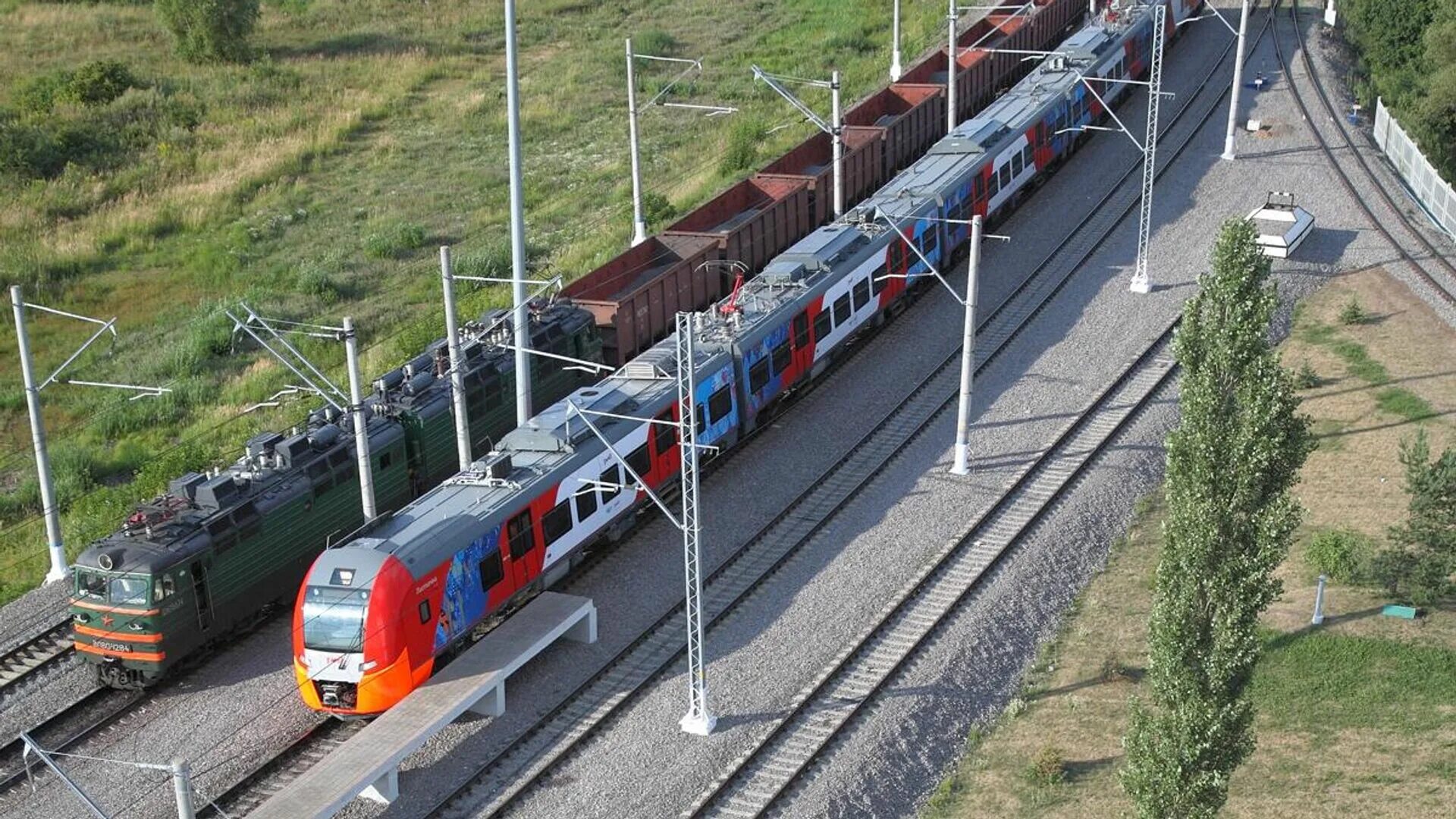 Сравнение железная дорога. ЖД транспорт. Российские поезда. Поезд фото. Американские железные дороги.