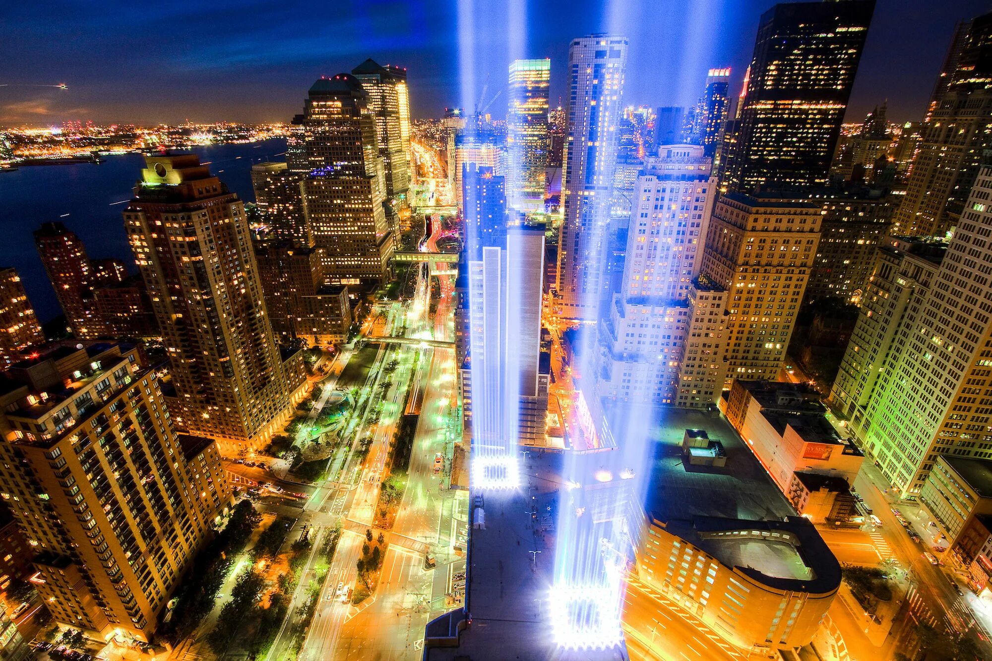 Сейчас new light. Мемориал 11 сентября в Нью-Йорке. Башни Близнецы в Нью-Йорке. Мемориал на месте башен близнецов в Нью-Йорке. Дань в свете.