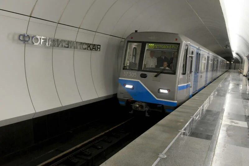 Пассажир влетел в окно поезда метро москва. Что случилось в метро сегодня на люблинской ветке. Люблинско-дмитровская линия метро. Станция сретенский бульвар. Сбой люблинская линия.