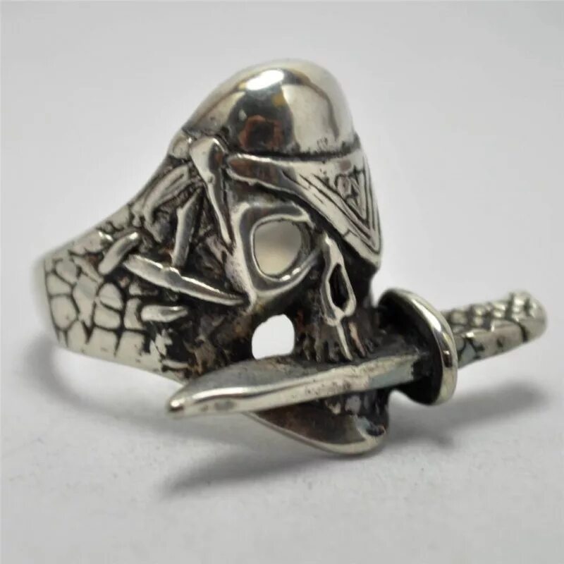 Череп пирата перстень. Шут череп кольцо. Кастл рок перстень рок. Серебряное кольцо "череп". Пиратский перстень.