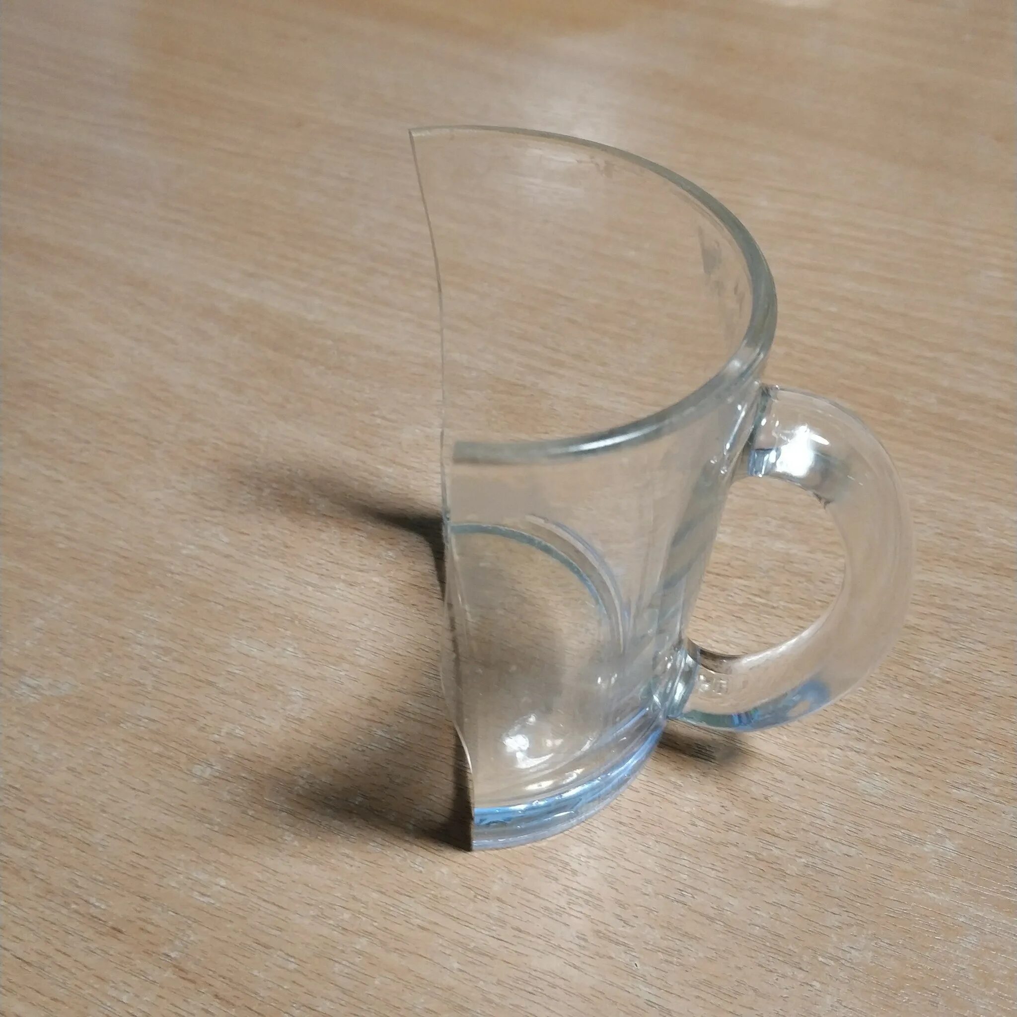 Разбитая Кружка. Сломанные стеклянные кружки. Кружка стекло разбил. Разбитая стеклянная чашка.