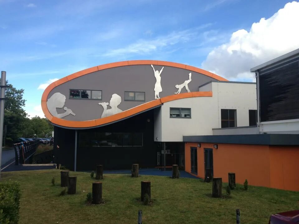 Performing arts school. Brit school в лондоне. лондонская школа исполнительского искусства. лондонской школы исполнительского искусства и технологий (brit school). школа в форме самолета.