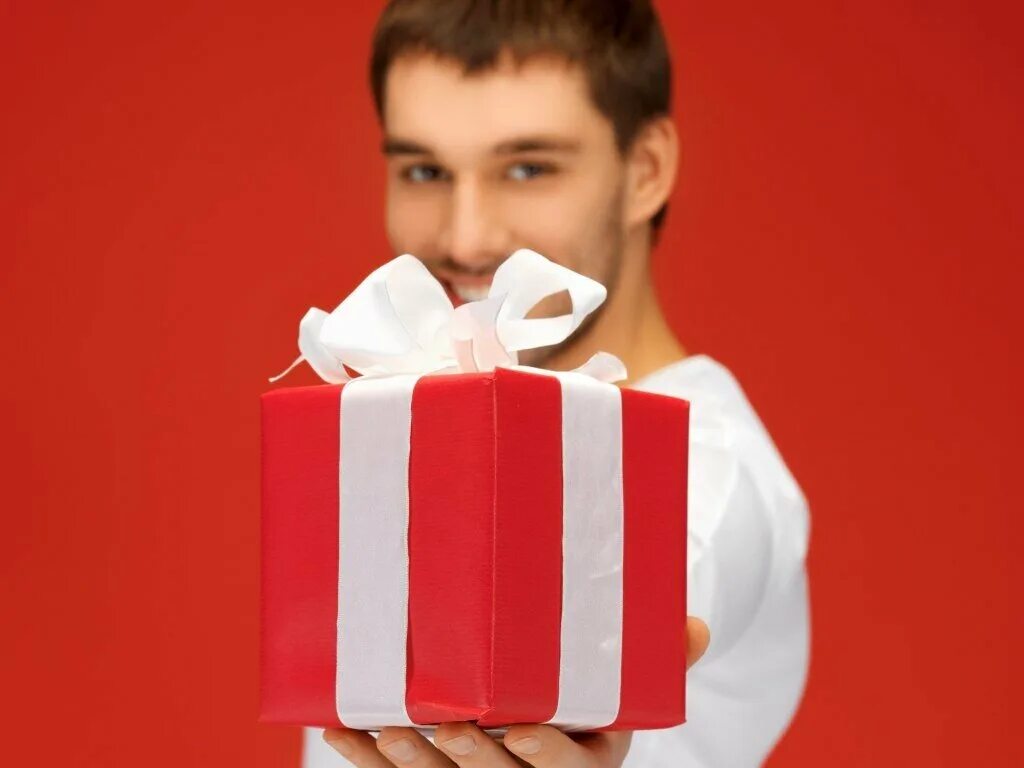 Подарок " мужчине". Человек с подарком. Мужчина дарит подарок. Девушка дарит подарок. Сюрприз от красотки