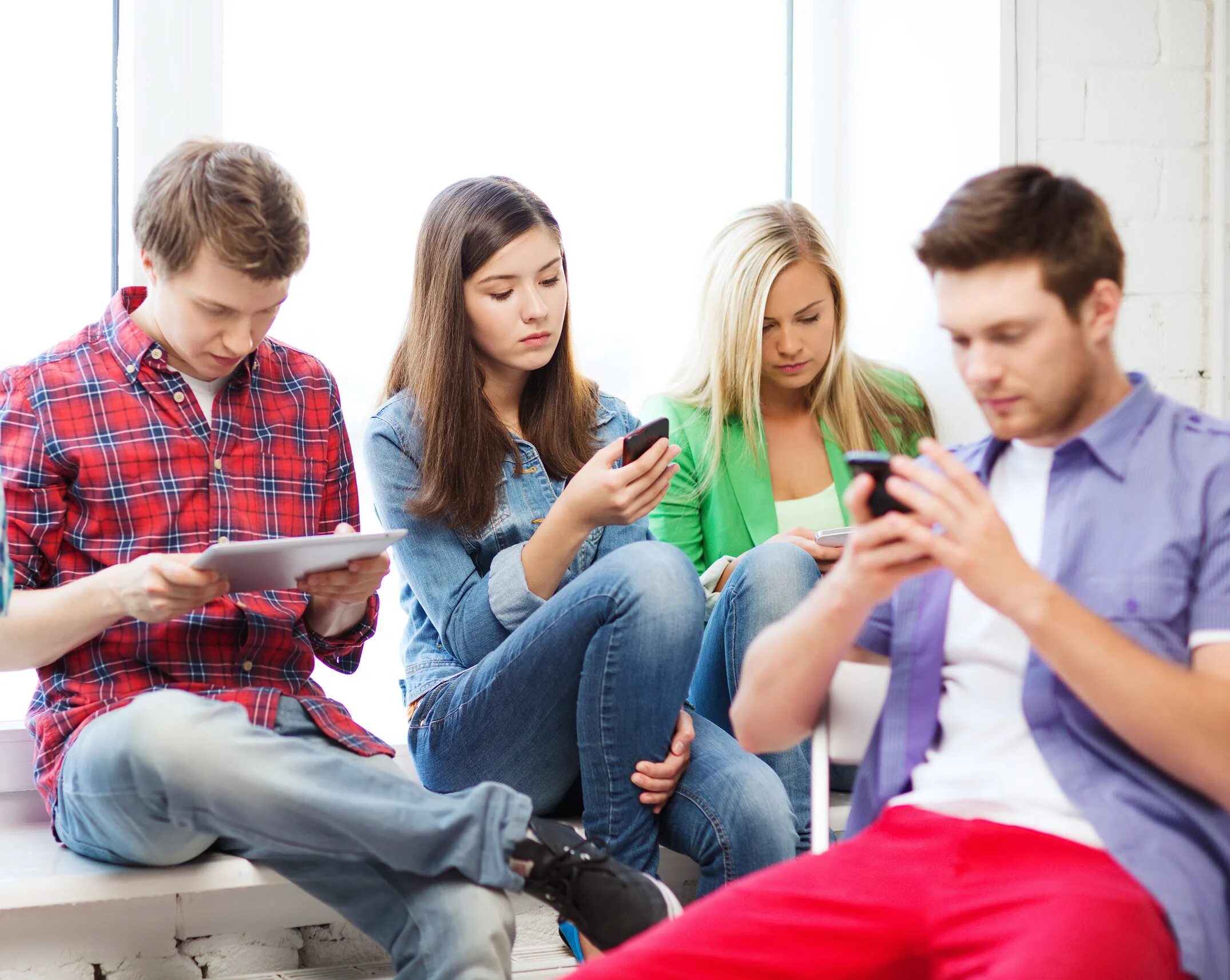 Подросток с телефоном. Молодежь с гаджетами. Зависимость людей от гаджетов. Подросток и интернет зависимость. Родители сидят в телефонах