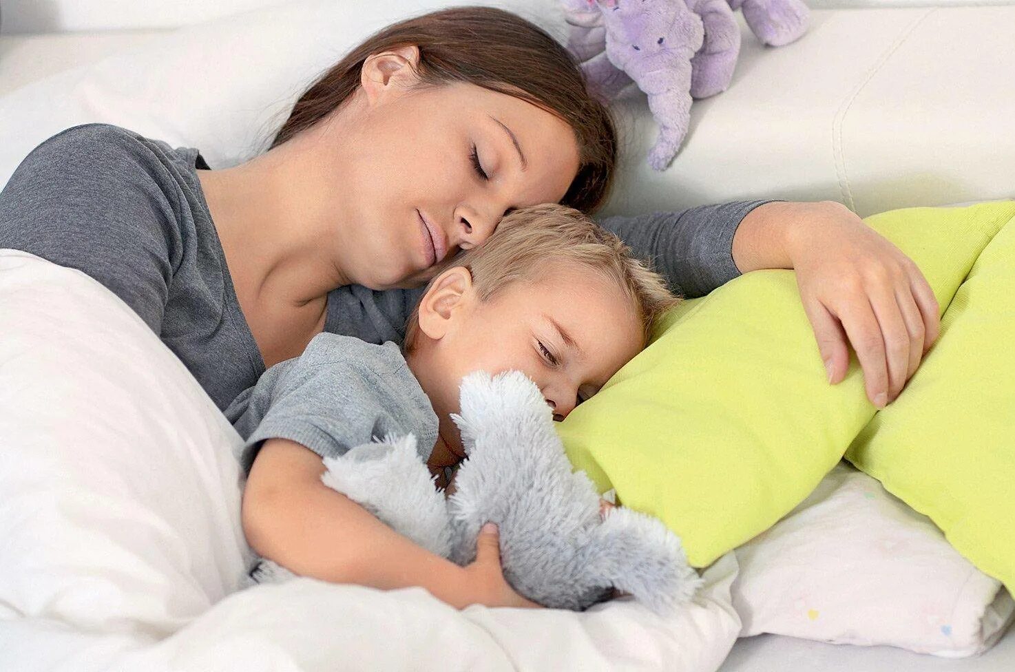 Как уложить ребенка на сон. Сон ребенка. Мама укладывает малыша спать. Спящий ребенок.