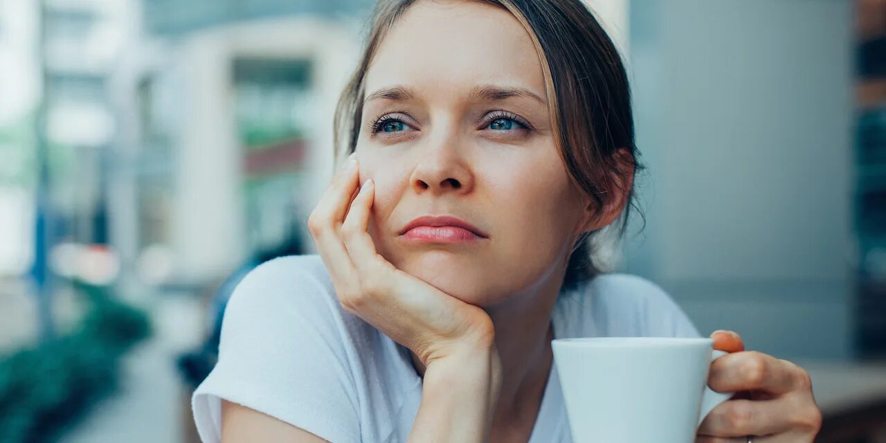 Вопросы девушке. Девушка со знаком вопроса. Вдумчивый человек. Как называется задумчивая. Женщина в раздумьях.