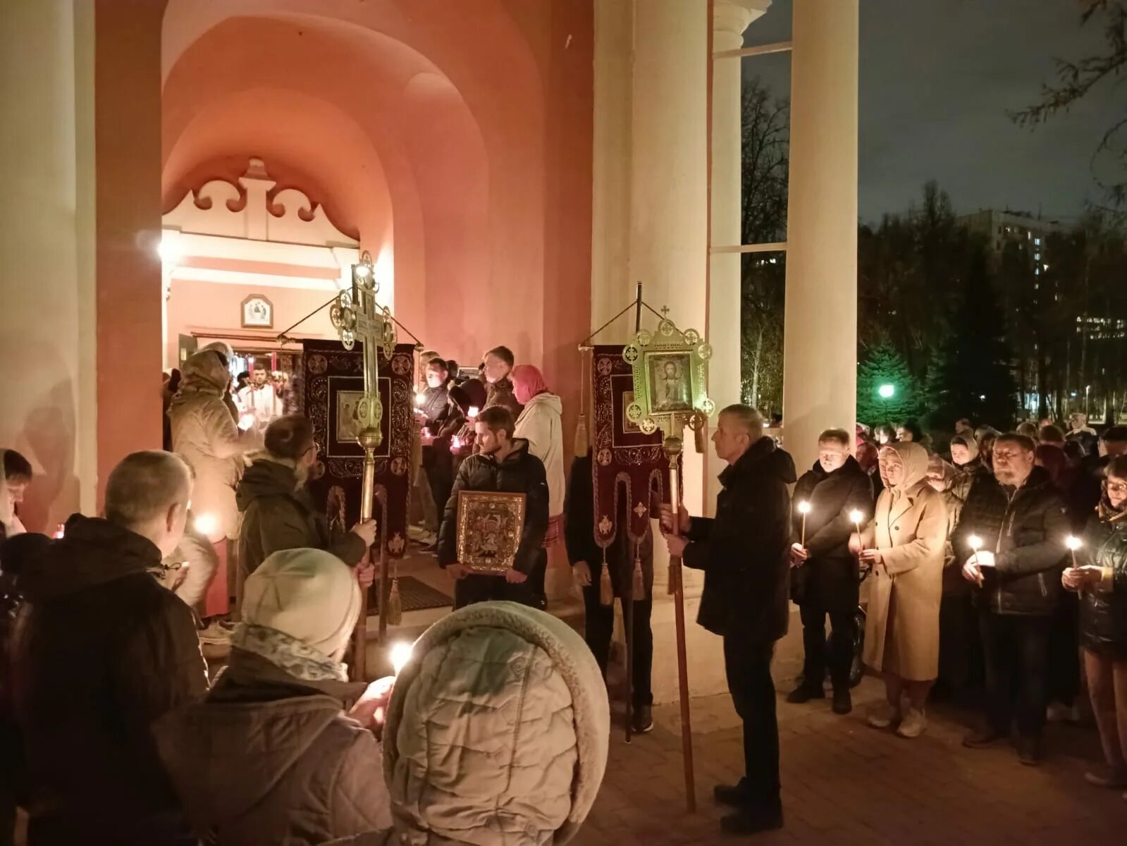 Усадебная церковь. Храм свиблово живоначальной расписание богослужений. Паломники в усадьбе. Храм живоначальной троицы на пятницком кладбище. Храм свиблово живоначальной расписание богослужений.