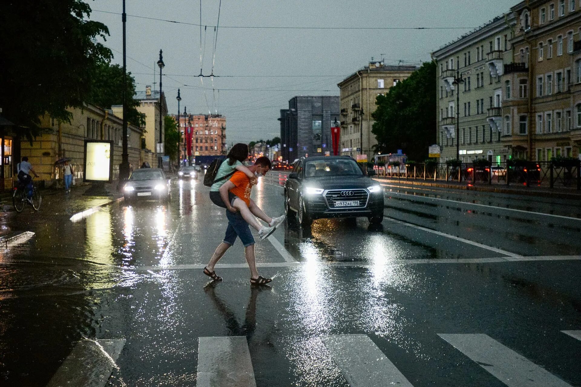 Веселый дождь города. Дождь ливень фото. Любитель дождя. На улице дождь картинки прикольные. Ухудшение погоды в Петербурге.