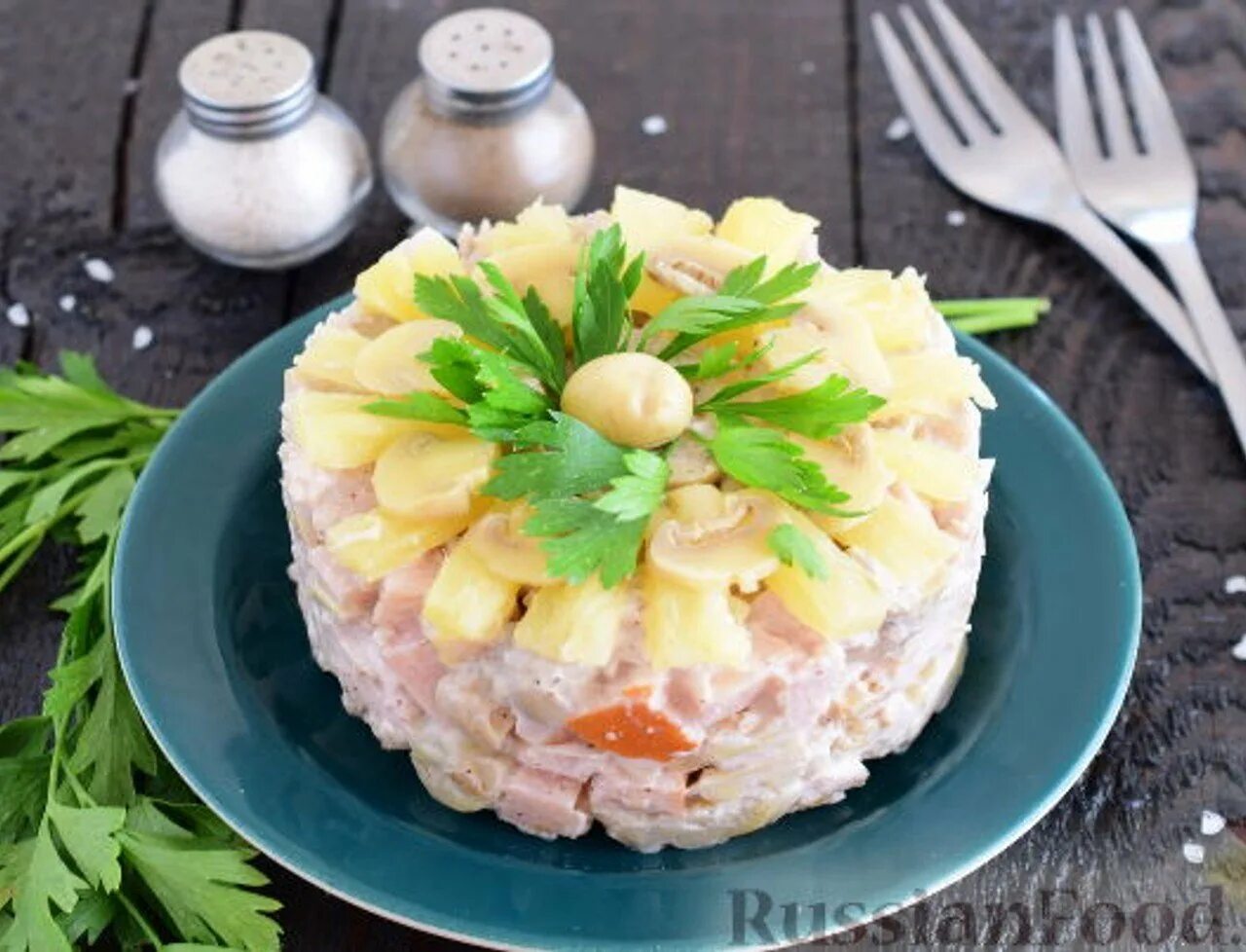 Салат грибы и ананасы слоями. Салат с ананасом. салат с ананасом и курицей слоями. салат с ананасом и ветчиной. салат с ананасом и ветчиной и сыром.