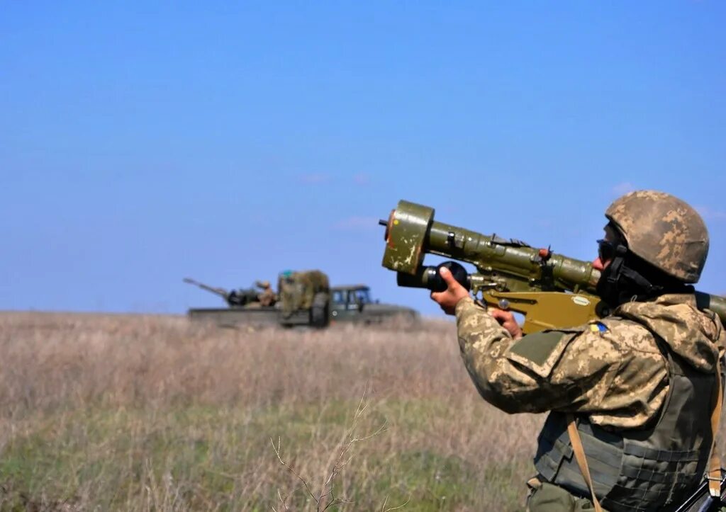 Угрожает военному. Военная угроза. Учения ПВО ВСУ. Военные опасности фото. C-300 ВСУ.