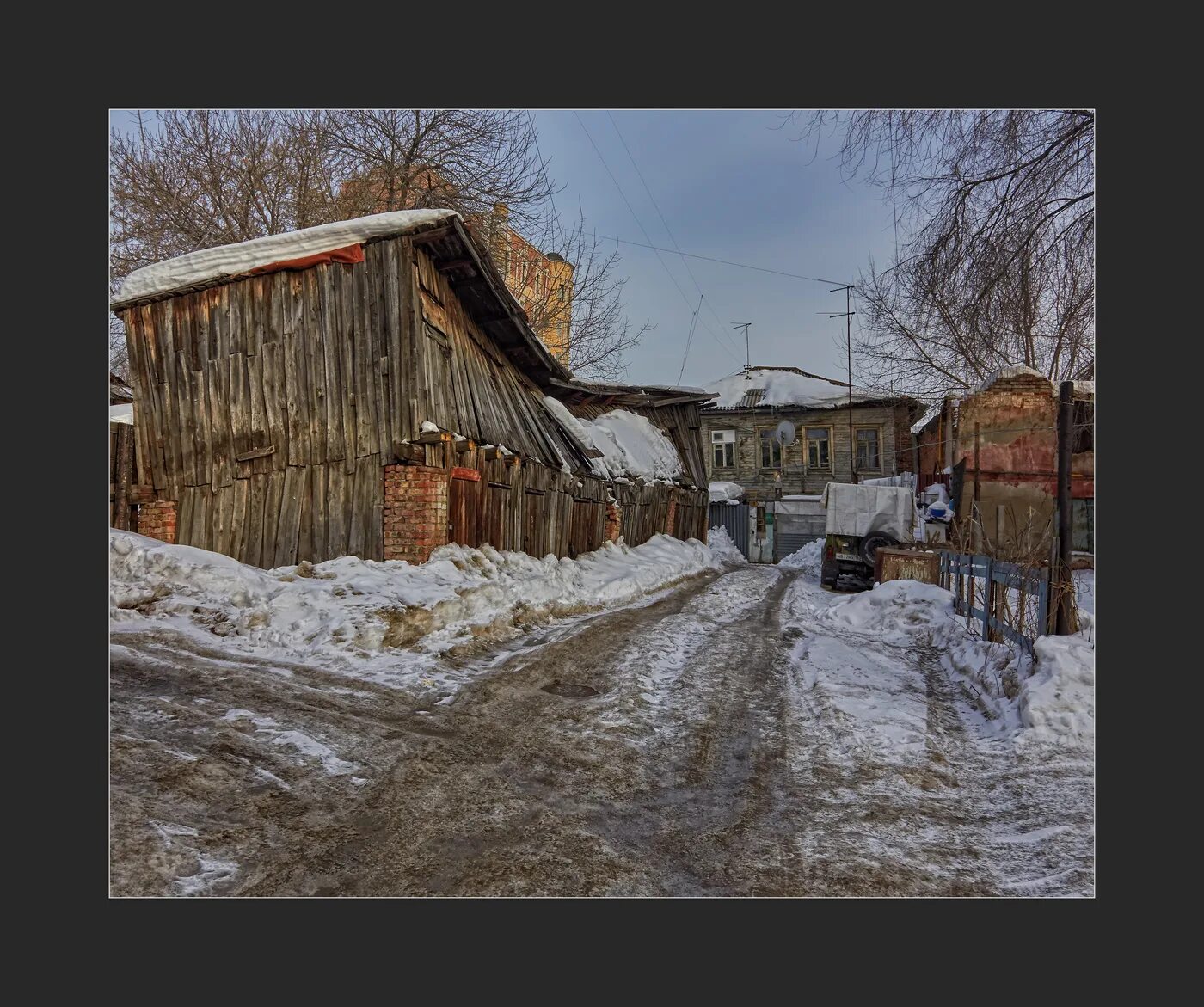 Заброшенный дом в деревне живопись. Зима деревня забор. Покосившийся изложить. Покосившийся забор. Покосился дом форум.