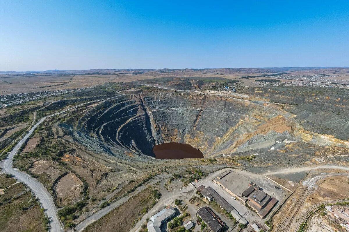 Бингем каньон, штат юта, сша. Меднорудный каньон бингем сша. Медный карьер чукикамата. Каньон бингхем. Месторождения меди бингем-каньон.