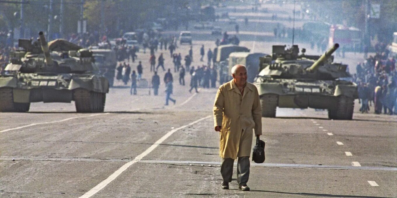 Черный октябрь 1993 штурм Останкино. Ельцин 1993 танки. 1993 Год Москва белый дом штурм. Москва 4 октября 1993.