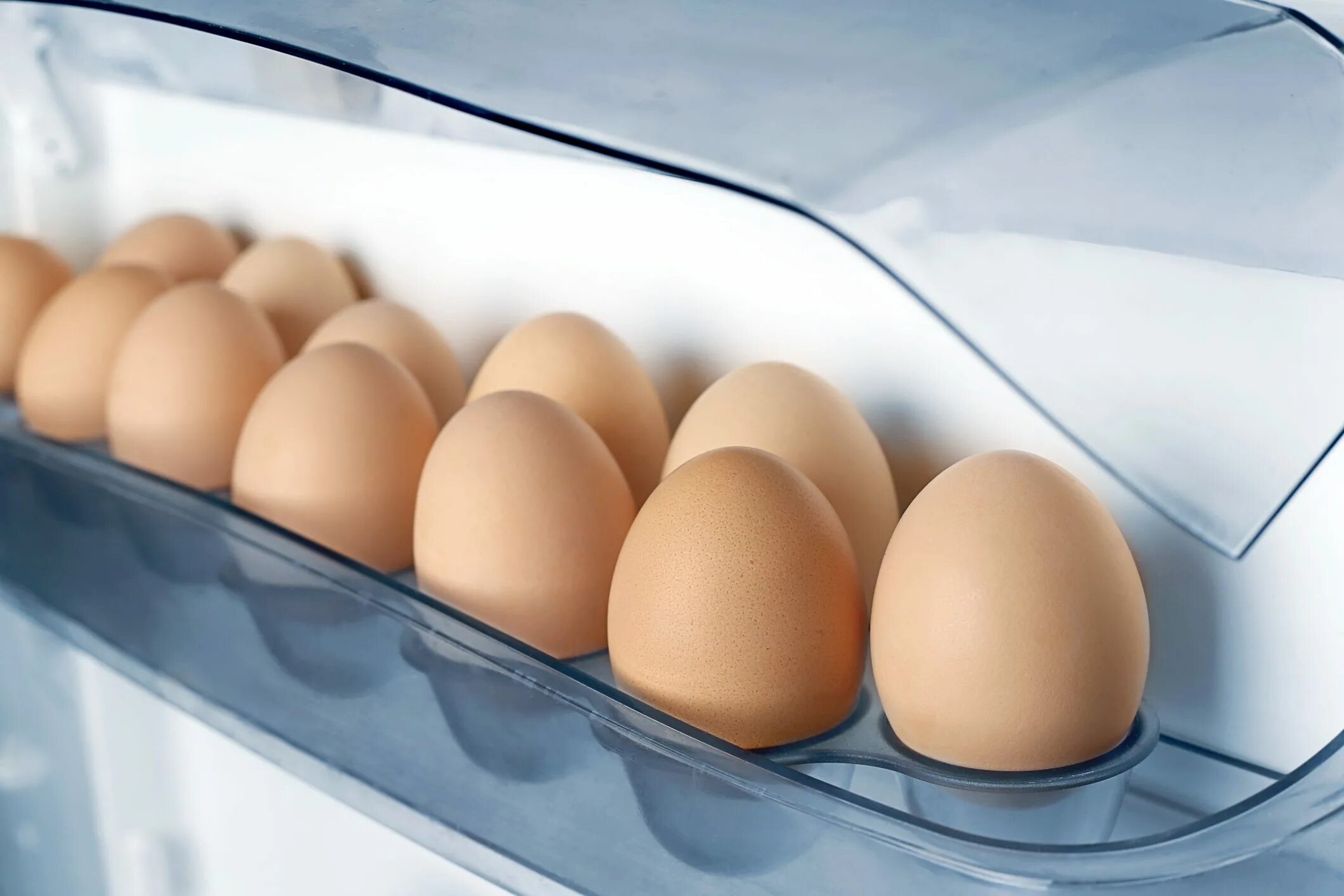 Яйца на дверце холодильника. Яйца в холодильнике. Лоток для яиц в холодильник. Яйцо куриное.