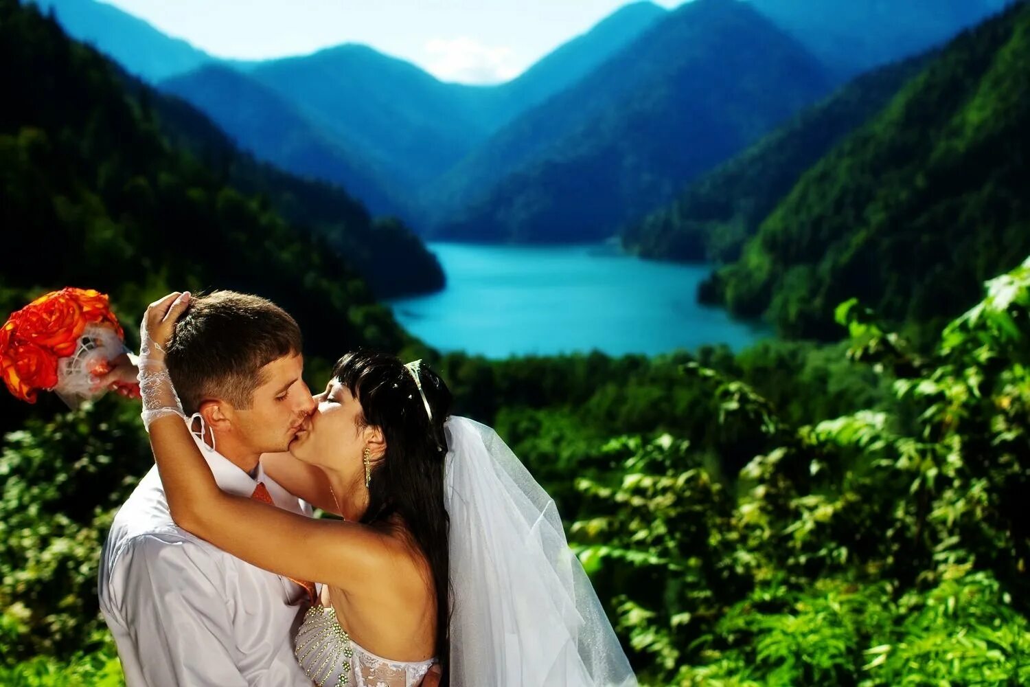 Свадьба на озере Рица. Свадебная фотосессия в Абхазии. Озеро Рица Абхазия свадьба. Свадебная фотосессия на озере Рица. Тур в абхазию на двоих