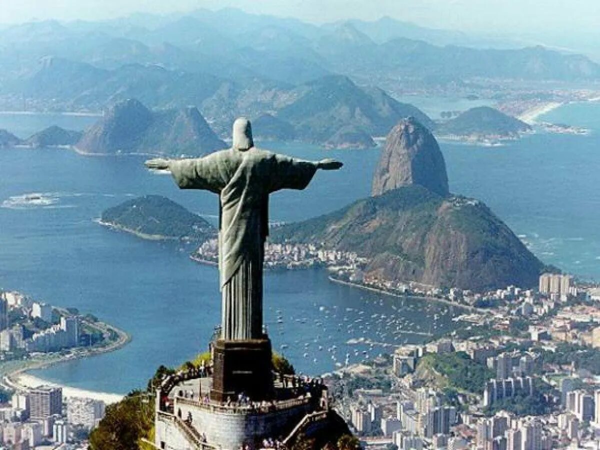 Памятники бразилии. Статуя Христа-Искупителя. Гора Корковадо статуя Христа. Статуя Христа Рио-де-Жанейро Бразилия. Статуя Христа-Искупителя Бразилия.