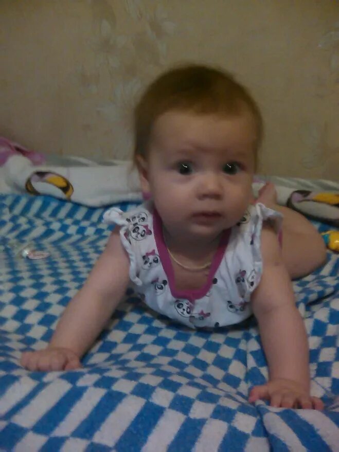 ребенок ползает. не ползает в 7 месяцев. упражнения для ползания ребенка на четвереньках. не ползает в 7 месяцев. учить ползать ребенка.