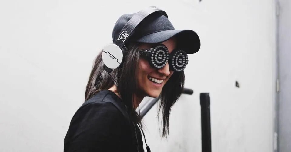 Rezz give in to you. Rezz канадский диджей. дабстеп девушки. rezz edge. rezz высококачественная фото.