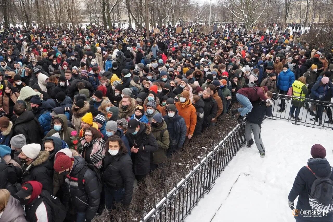 Толпа участников митинга. Толпа протест. Толпа митинг. Толпа на Невском. Митинг на Фонтанке.